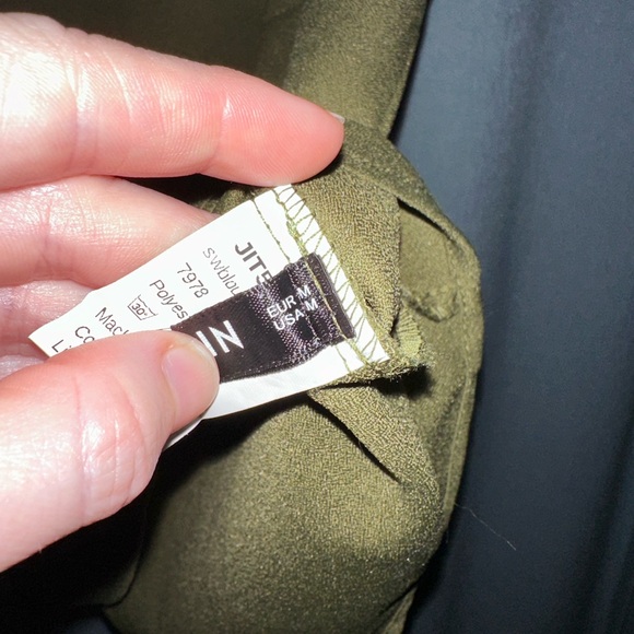 SHEIN Essnce Keyhole Back Laser Cut Top - Picture 6 of 7